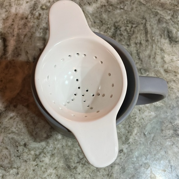 ❄️4 For $20 Urban Outfitters Peace Sign Tea Infuser Mug - Picture 3 of 5